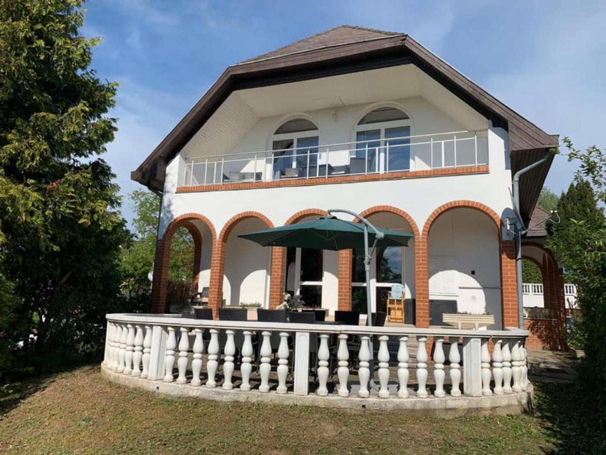 Landhaus Toereki Mit Pool Сиофок Екстериор снимка
